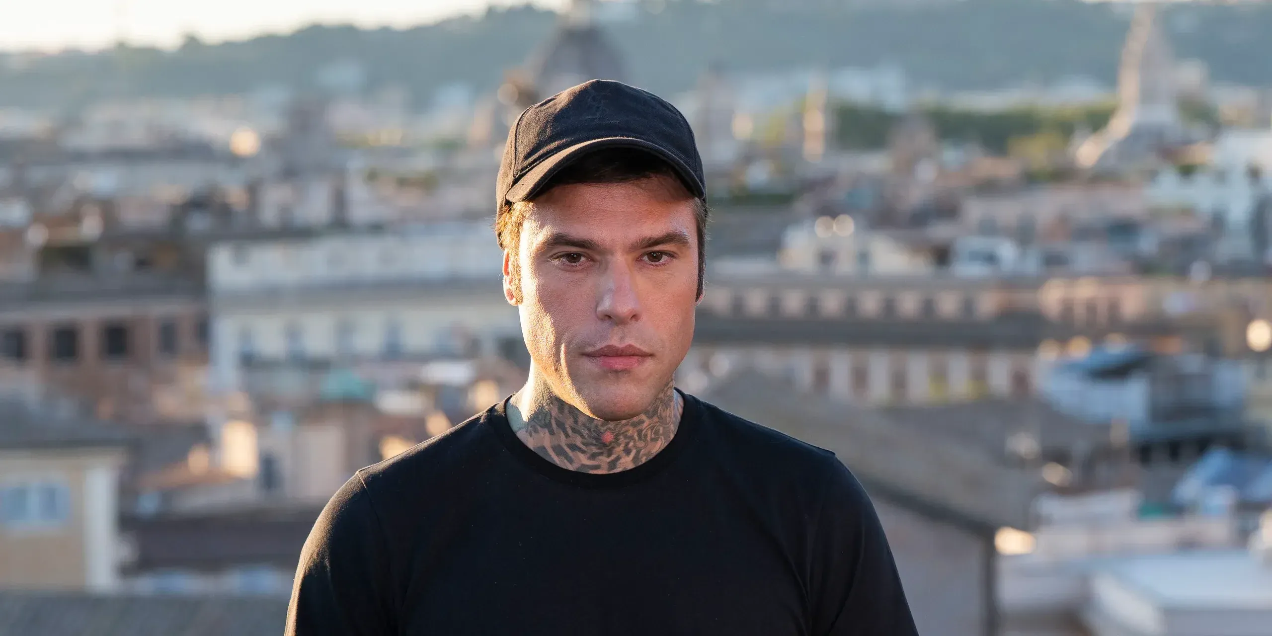Aggredisce i fan fuori da una discoteca, denunciato Fedez
