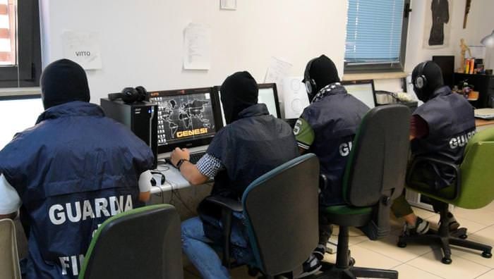 'Ndrangheta, dal consigliere arrestato nel Varesotto fondi per i parenti del boss