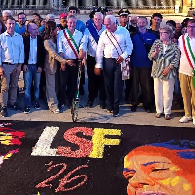 Taurianova nel Guinness: l’Infiorata firma il record mondiale di Lucca