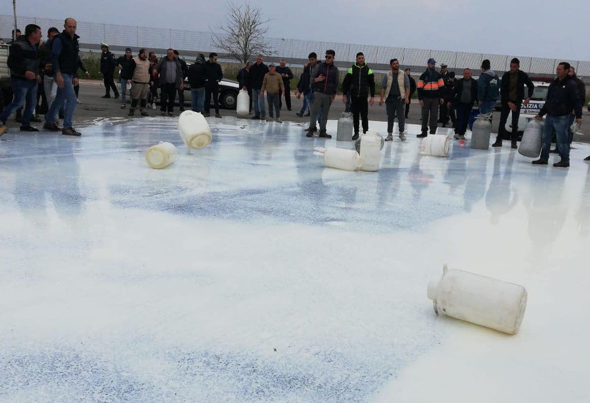 La protesta dei pastori a Crotone: «Stiamo peggio dei sardi»