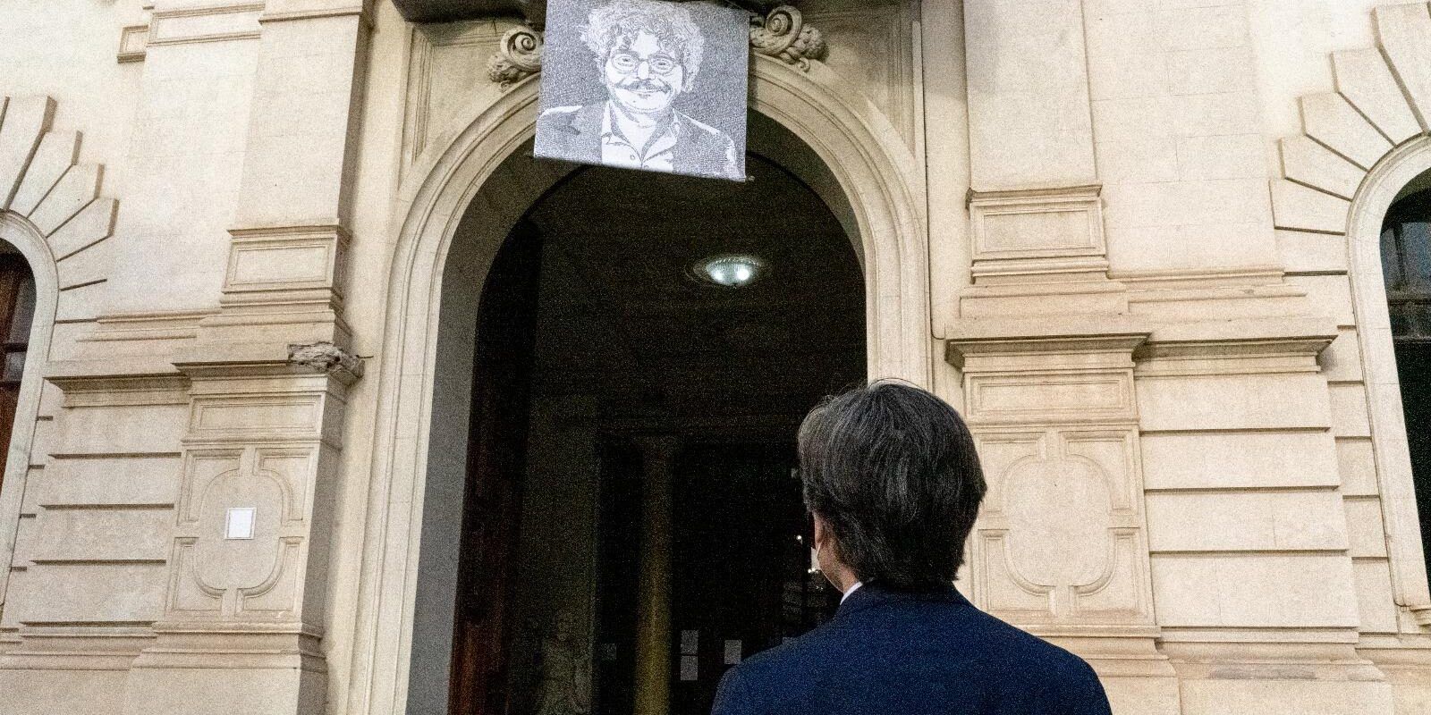 Manifesto sulla facciata del Comune, Reggio vuole Zaki libero