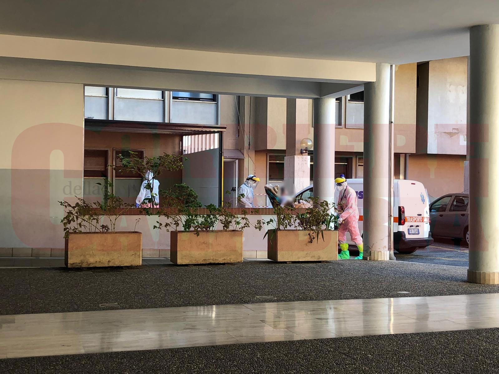 Paziente Covid in attesa 20 minuti nel parcheggio. Blitz della Bettelini all'ospedale di Rossano – VIDEO e FOTO