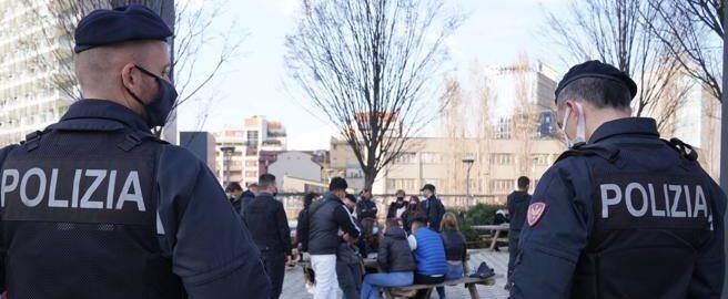 Milano, incinta di 7 mesi svaligia una casa con la figlia di 9 anni