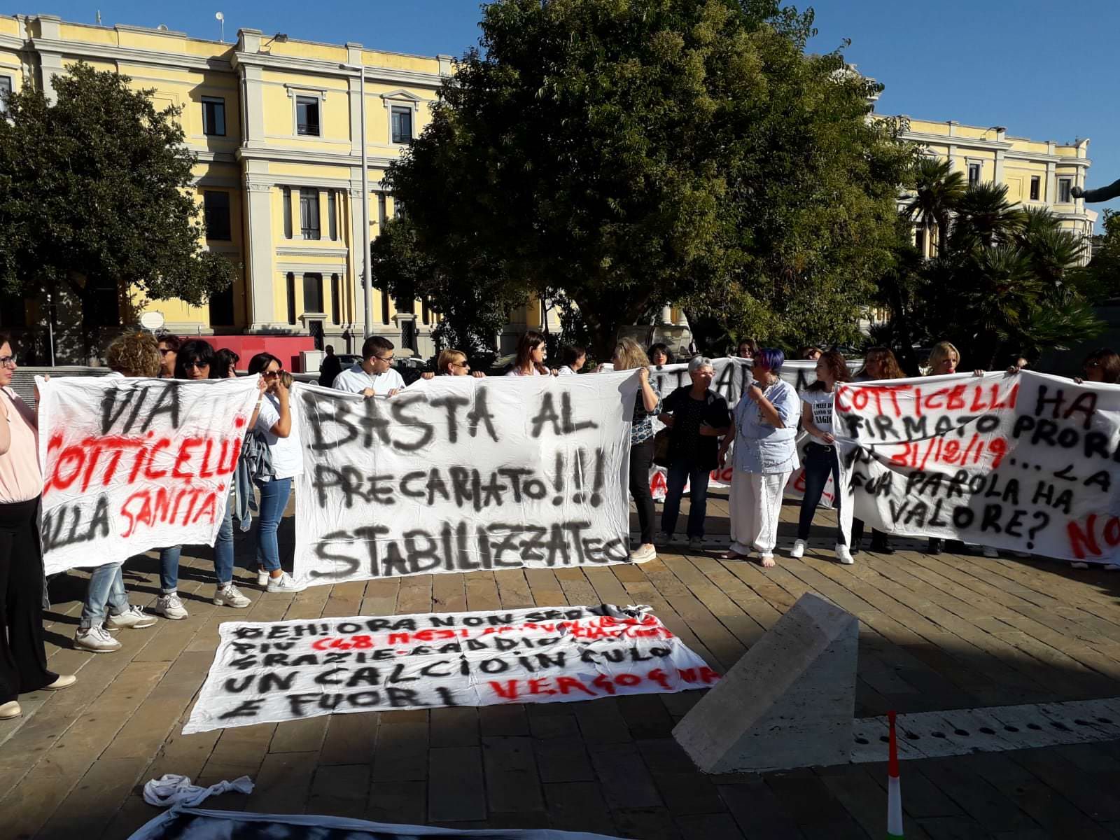 Sanità, la protesta dei precari licenziati arriva nel centro di Catanzaro – VIDEO