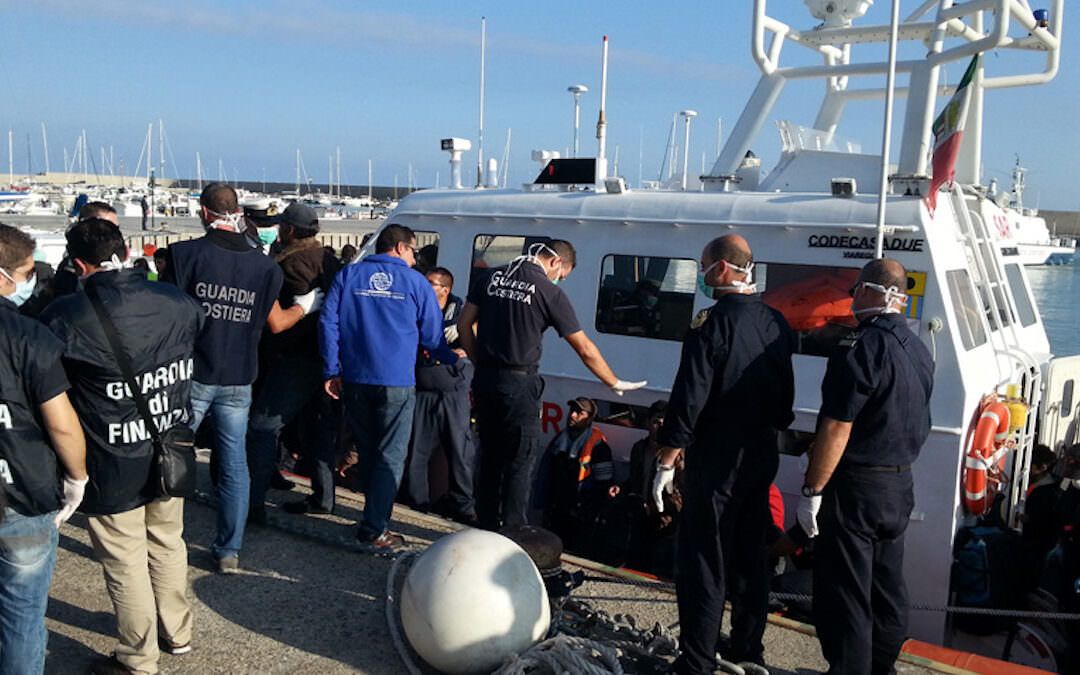 Nuovo sbarco di migranti, 43 arrivano al porto di Roccella