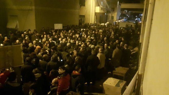 Una catena umana attorno al negozio di Bentivoglio