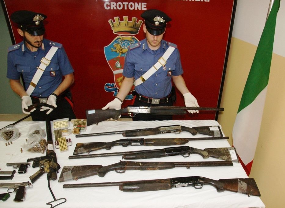 Cutro, scoperto un arsenale clandestino