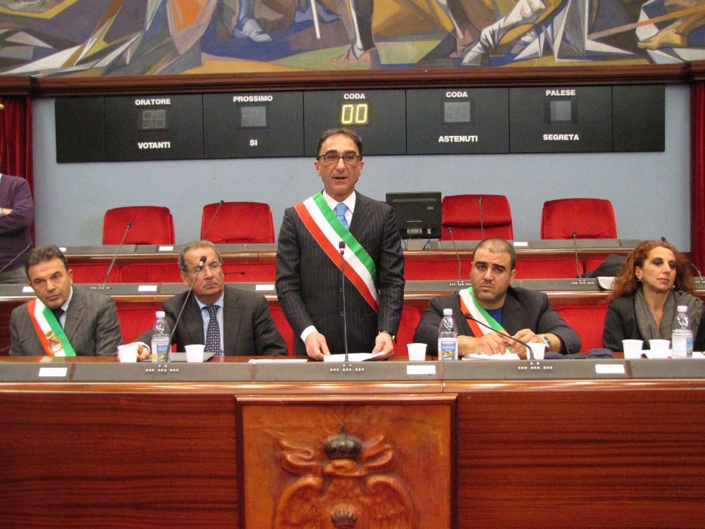 CAOS RIFIUTI | È muro contro muro Cosenza-Catanzaro