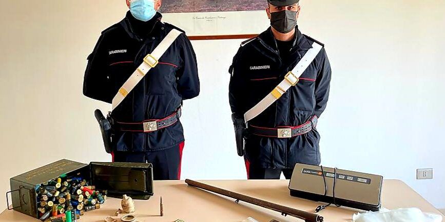 In casa con reperti della Magna Grecia e droga, in manette 66enne ad Isola