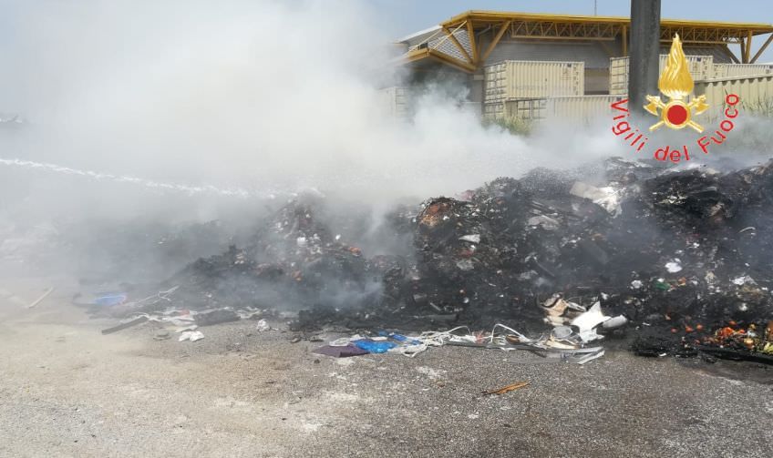 Rifiuti in fiamme al Comalca, Cittadella regionale avvolta dal fumo