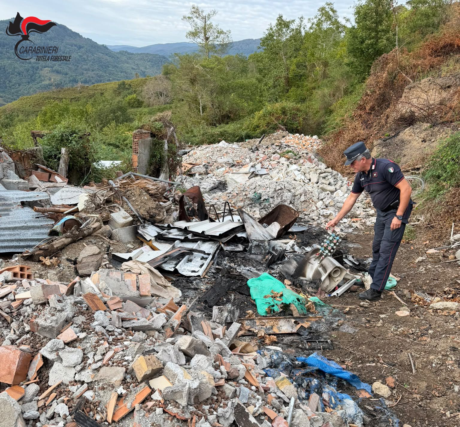 Guardia Piemontese, discarica abusiva con 80 metri cubi di rifiuti: cinque denunciati