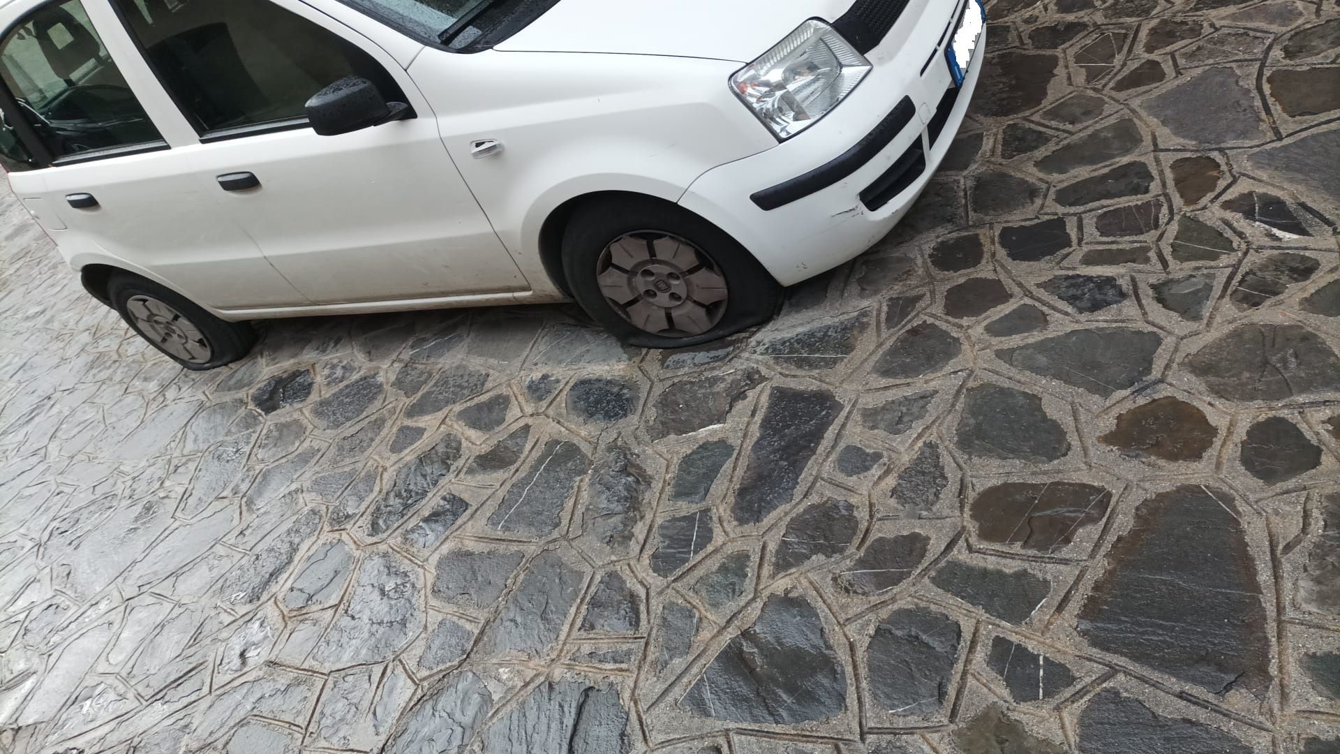 Atti vandalici a Civita, «squarciate» le gomme di alcune auto tra cui quella del sindaco