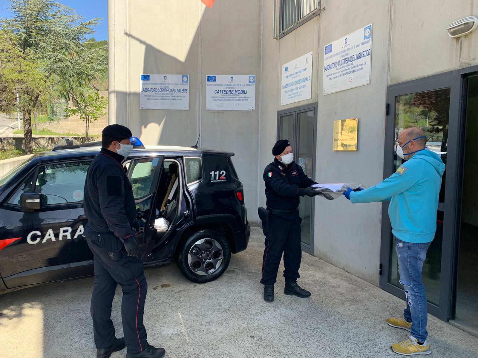 Anche a Oriolo i carabinieri consegnano personal computer agli alunni