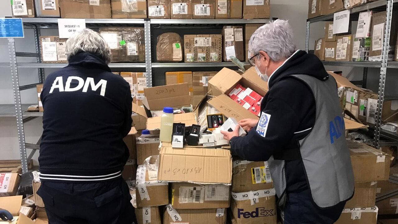 Irregolarità nella vendita di sigarette elettroniche, scattate sanzioni per 300mila euro
