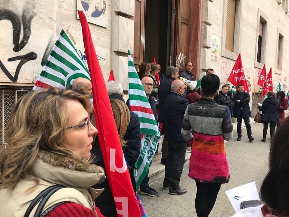 Asp Cosenza, dipendenti  in piazza: «Rischiamo il collasso» – VIDEO