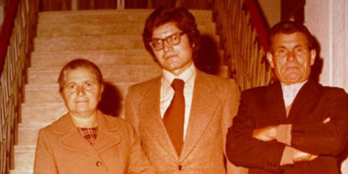 Peppe-Valarioti-il-giorno-della-laurea-con-i-genitori-mod