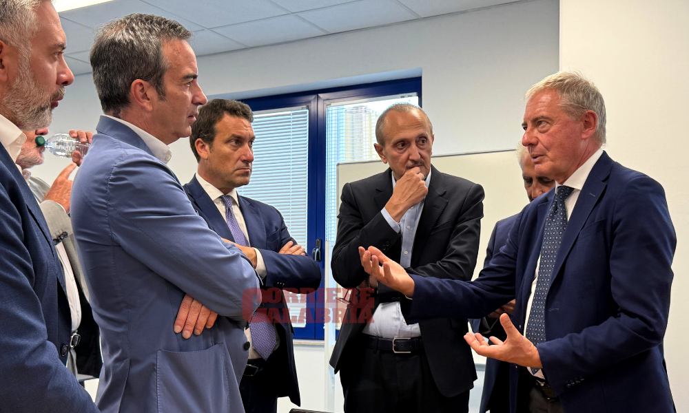 Il ministro Urso a Gioia Tauro: «La Calabria diventata un modello per le altre regioni»