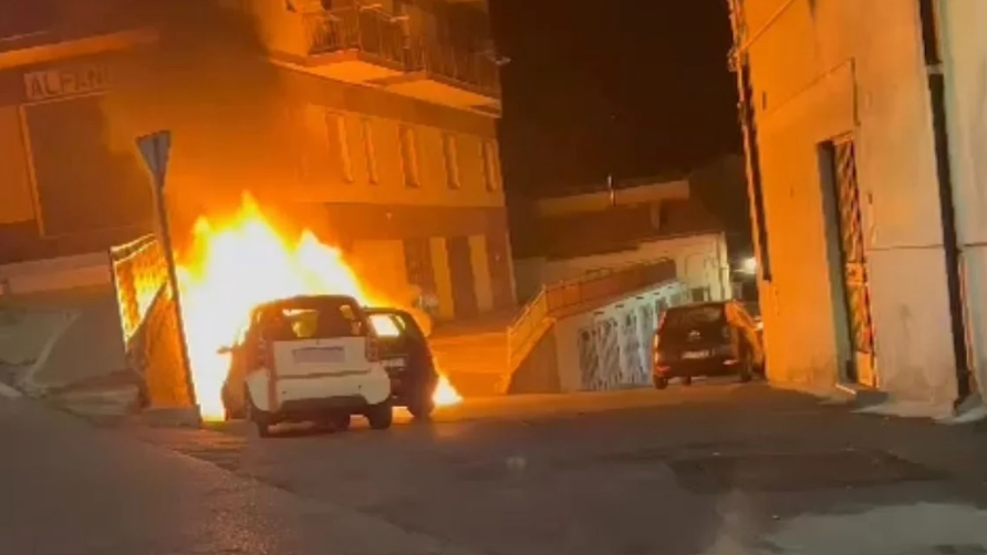 Incendi nella Sibaritide, in fiamme un ristorante e tre autovetture