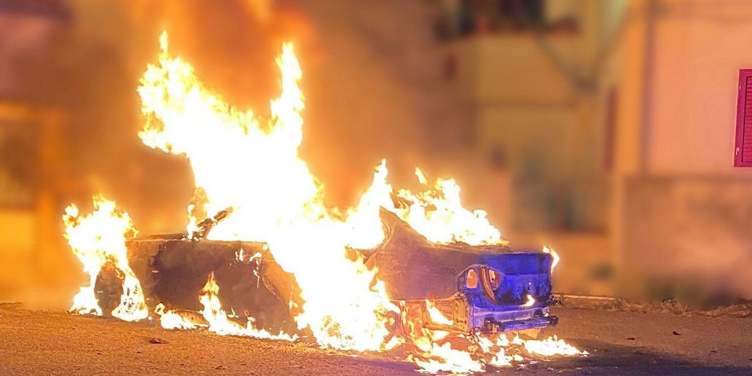 Minaccia di morte, molesta e incendia l’auto della ex: i carabinieri lo arrestano – VIDEO