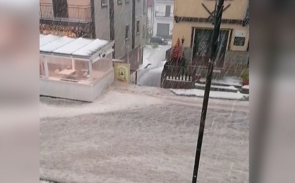 Maxi grandinata, il corso di Camigliatello si trasforma in un torrente – VIDEO
