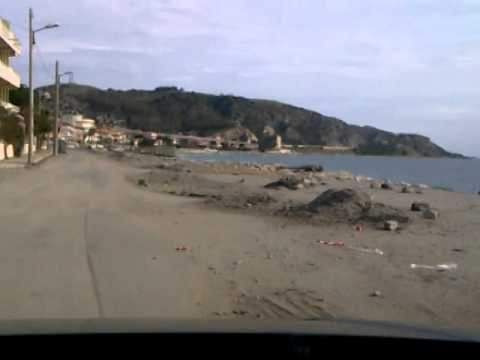 Cade palo della luce e colpisce due auto