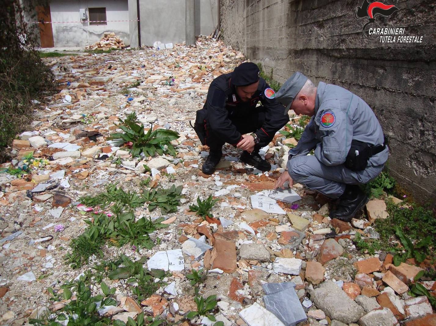 Resti umani tra i rifiuti cimiteriali abbandonati, sequestrata area a Serra