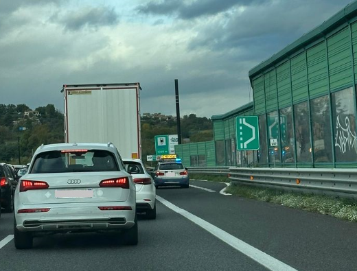 Camion carico di frutta si ribalta sull’A2