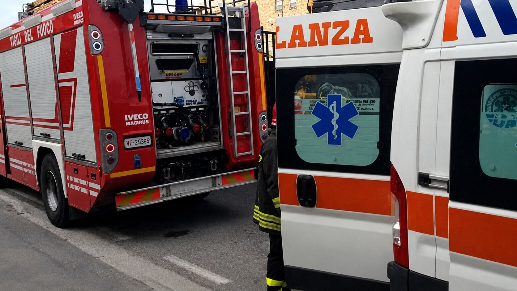 Auto in fiamme a Montalto Uffugo, muore un 56enne mentre tenta di spegnere il rogo