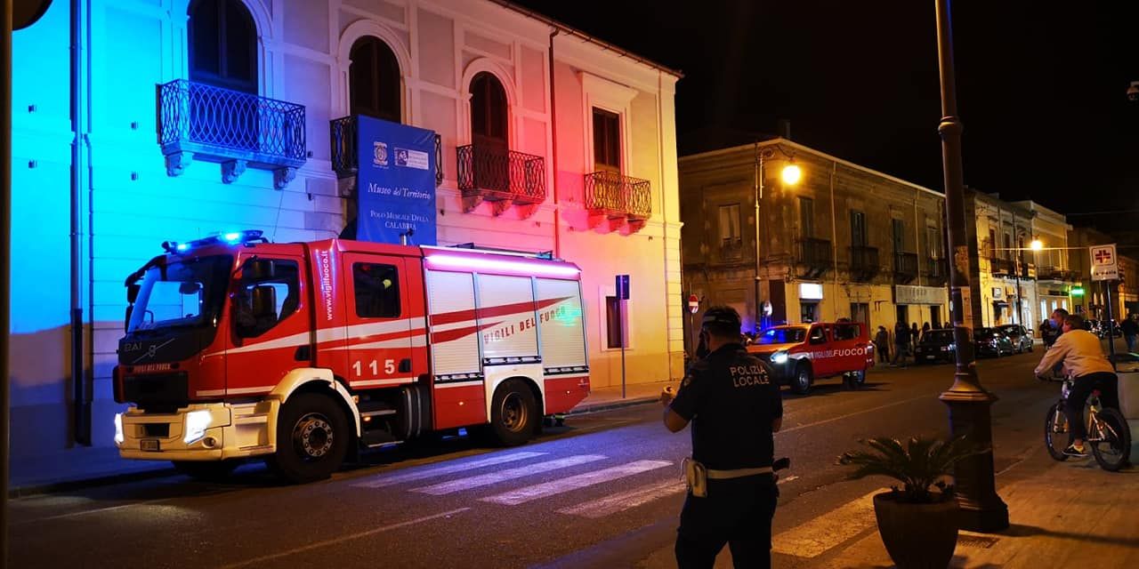 Locri, scoppia un incendio nella Biblioteca comunale. Calabrese: «Siamo amareggiati»