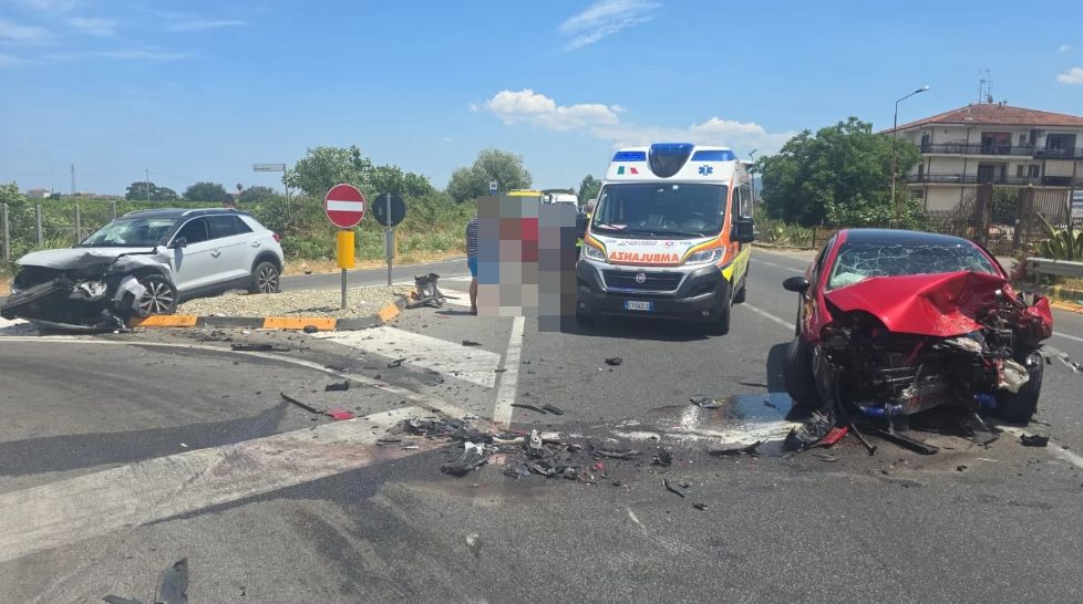 Ennesimo incidente lungo la Statale 106 a Corigliano Rossano, due feriti – VIDEO