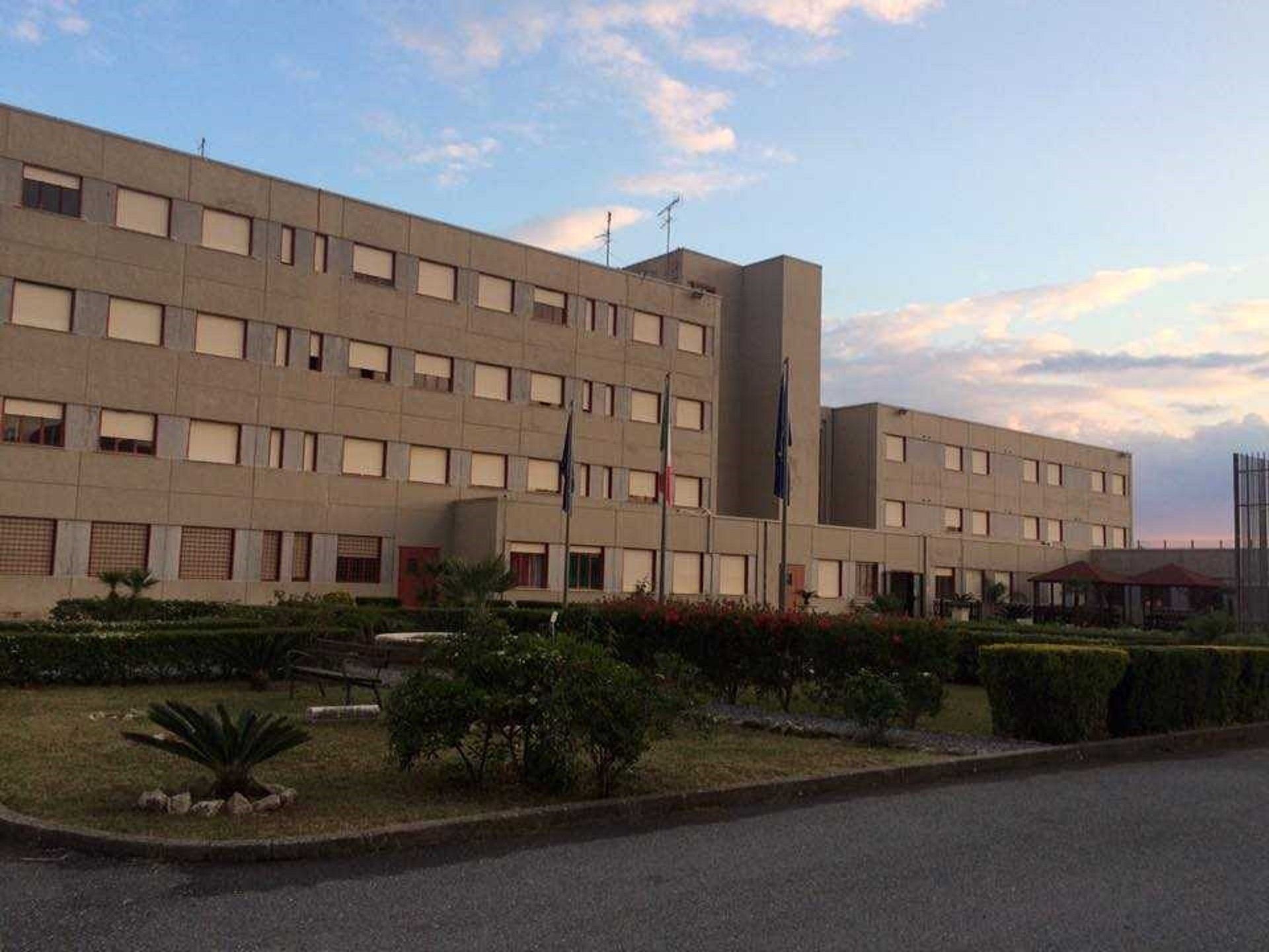 Emergenza carceri, detenuto si toglie la vita a Paola. «È il 49esimo dall’inizio dell’anno»