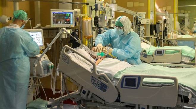 Covid in Calabria, il trend torna a salire: nelle ultime 24 ore 942 casi, tasso di positività al 24,85%