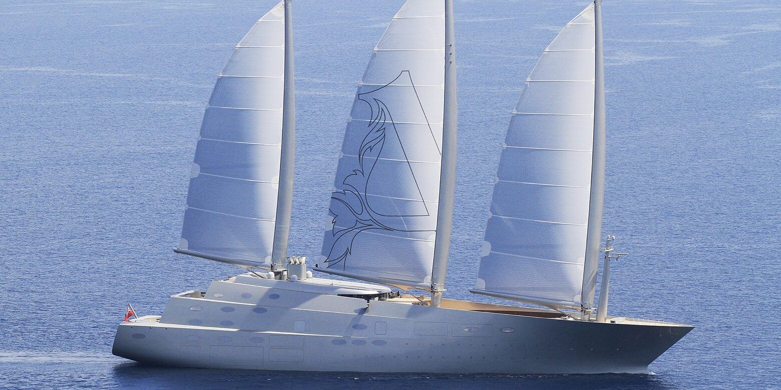 Il più grande yatch a motore assistito in rada a Pizzo