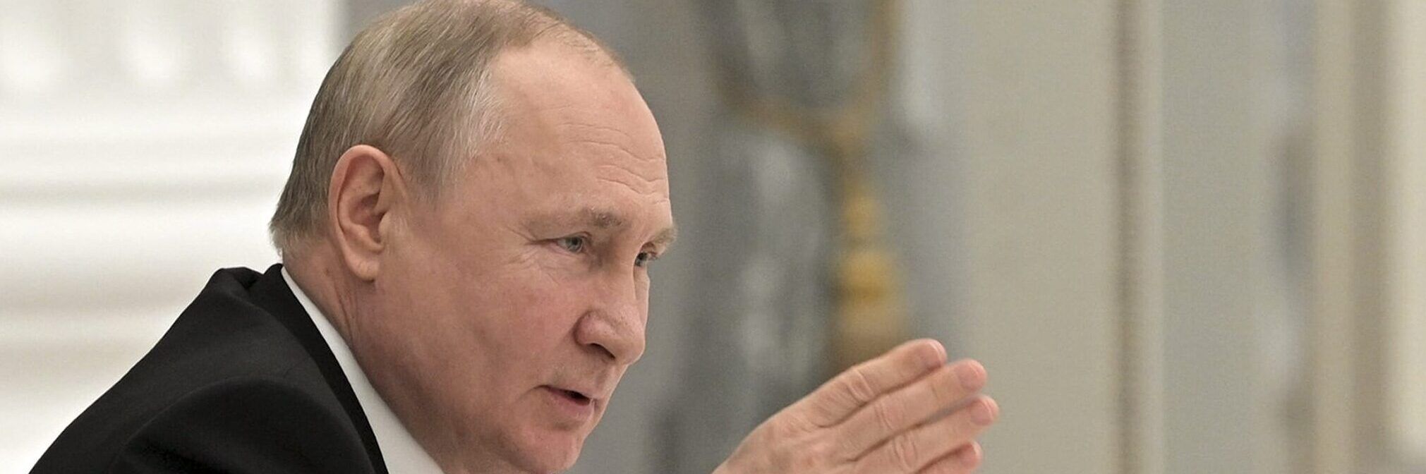 Telefonata Scholz-Macron-Putin. Mosca: «È bersaglio chi porta armi a Kiev»