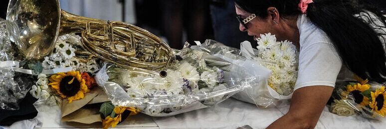 In migliaia ai funerali del musicista ucciso da un baby killer