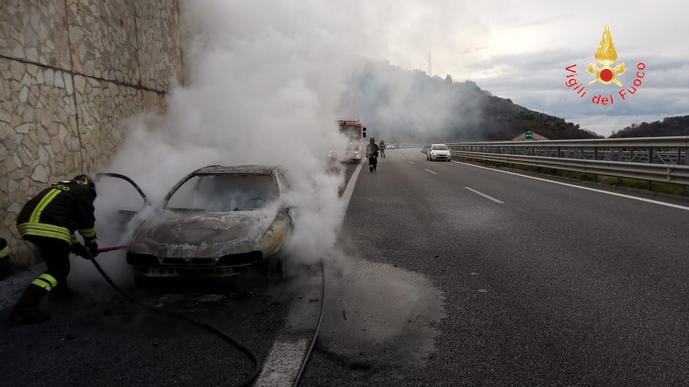 Auto in fiamme sulla A2 tra Falerna e San Mango, illeso un 80enne