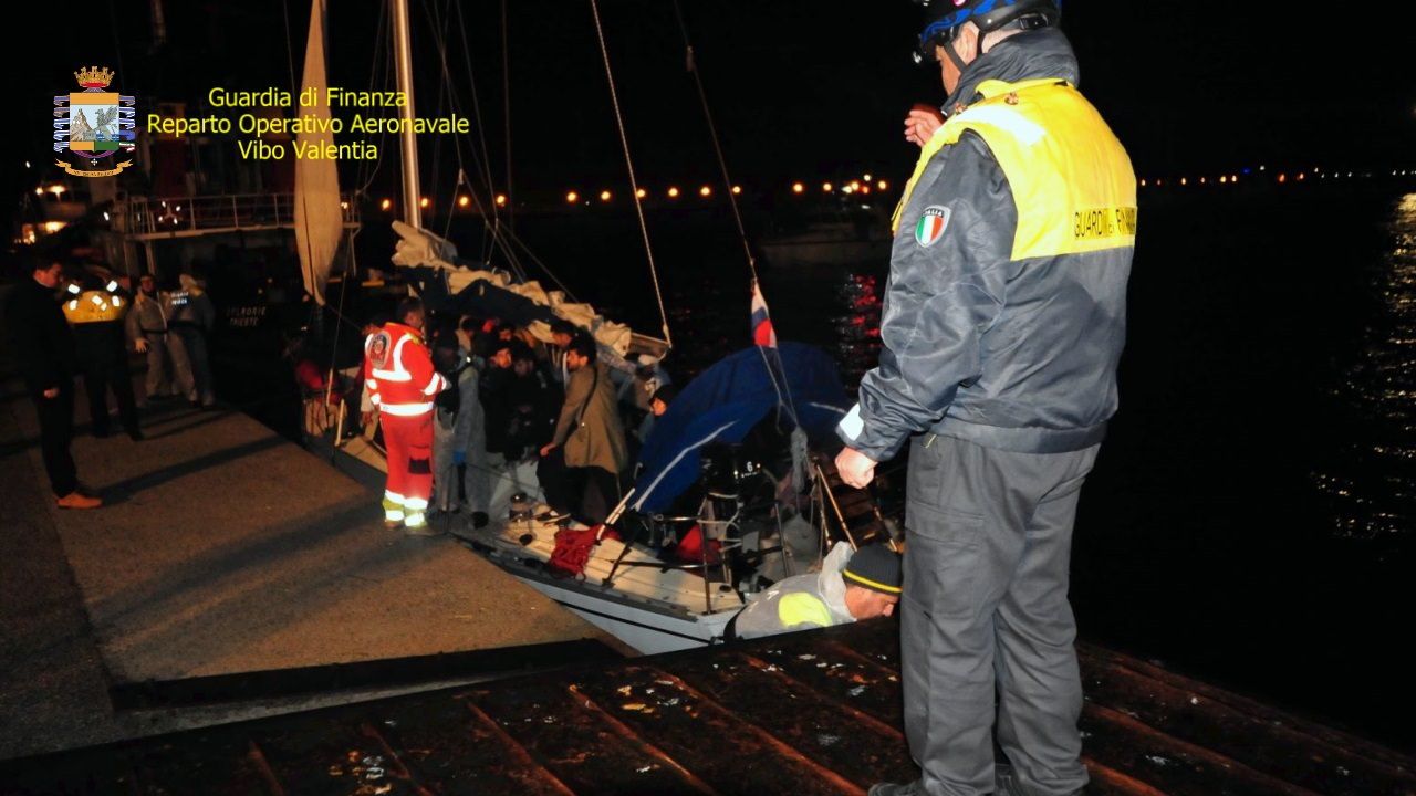 Fermati tre scafisti al largo di Corigliano, avevano imbarcato 55 migranti – VIDEO