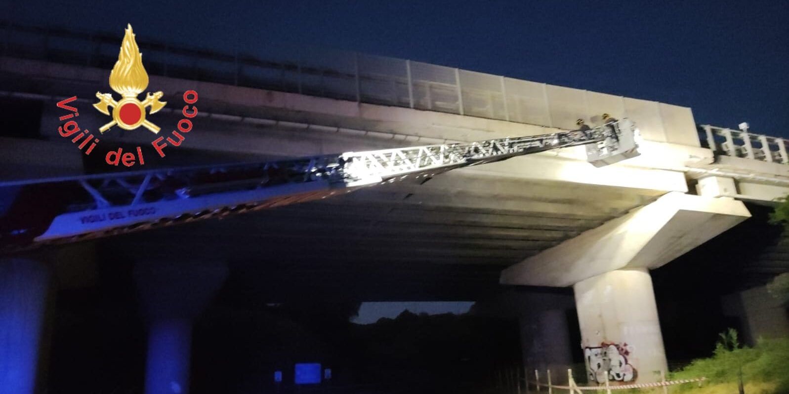 Parti pericolanti di intonaco e calcinacci su un viadotto dell’A2, l’intervento dei vigili del fuoco