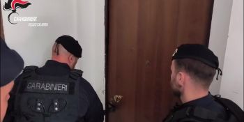 Reggio Calabria, pistola nascosta nella cassetta delle lettere: arrestato con droga e munizioni