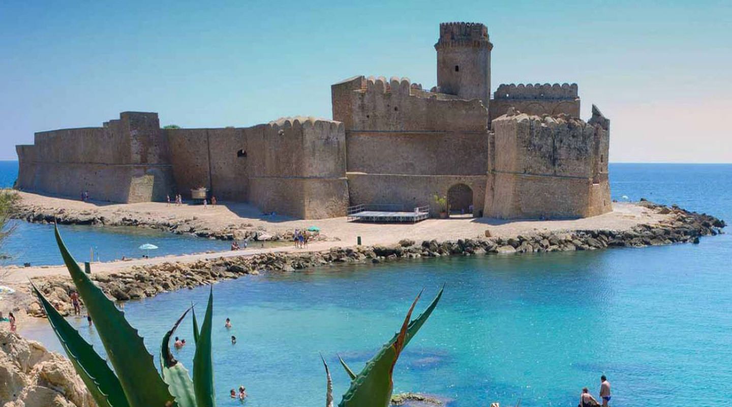 Il consigliere regionale Francesco Pitaro: «Il maniero di Le Castella chiuso a luglio è un’oscenità»