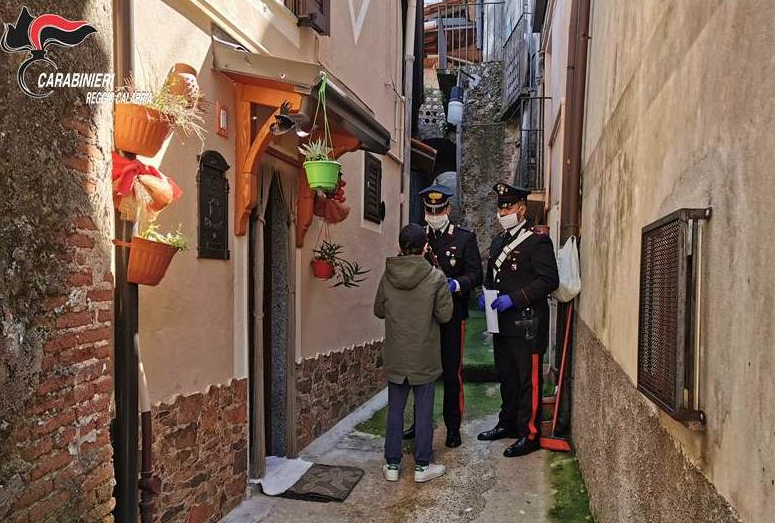 Tablet per la didattica consegnati dai carabinieri della Valle dell'Esaro