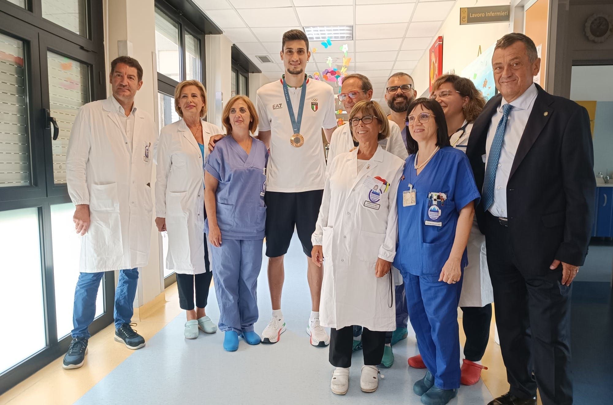 Simone Alessio porta un sorriso ai piccoli degenti di Pediatria e Oncoematologia pediatrica