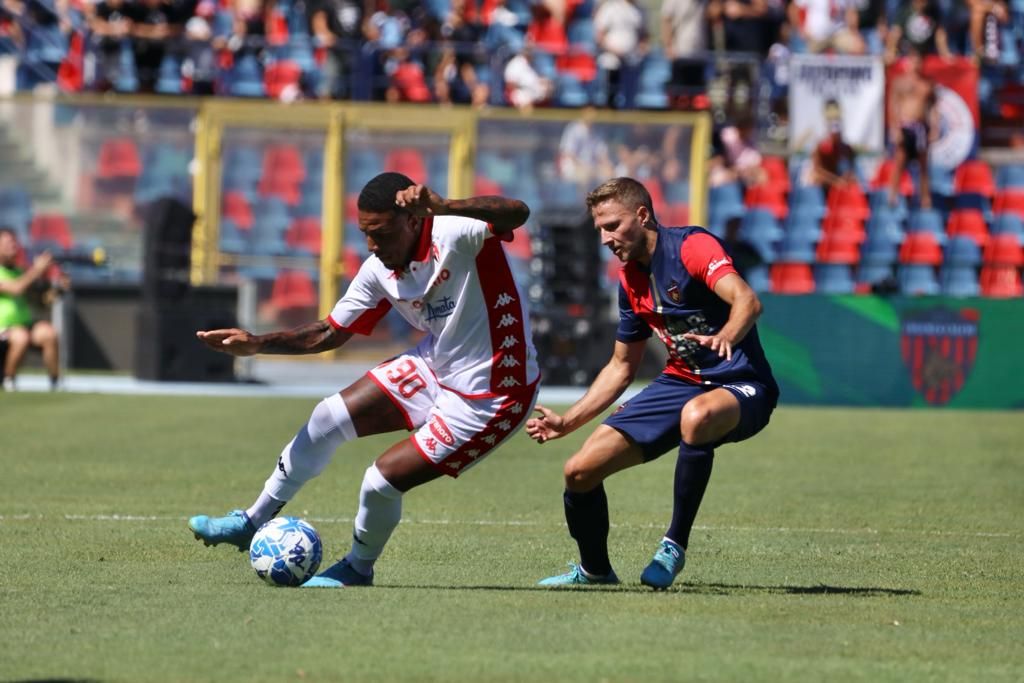 Un colpo di testa di Cheddira piega il Cosenza. Il Bari passa al Marulla