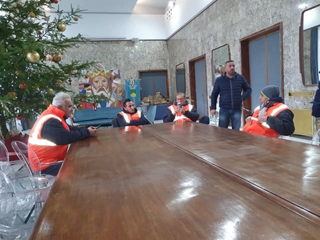 Cosenza, i dipendenti delle coop occupano il municipio
