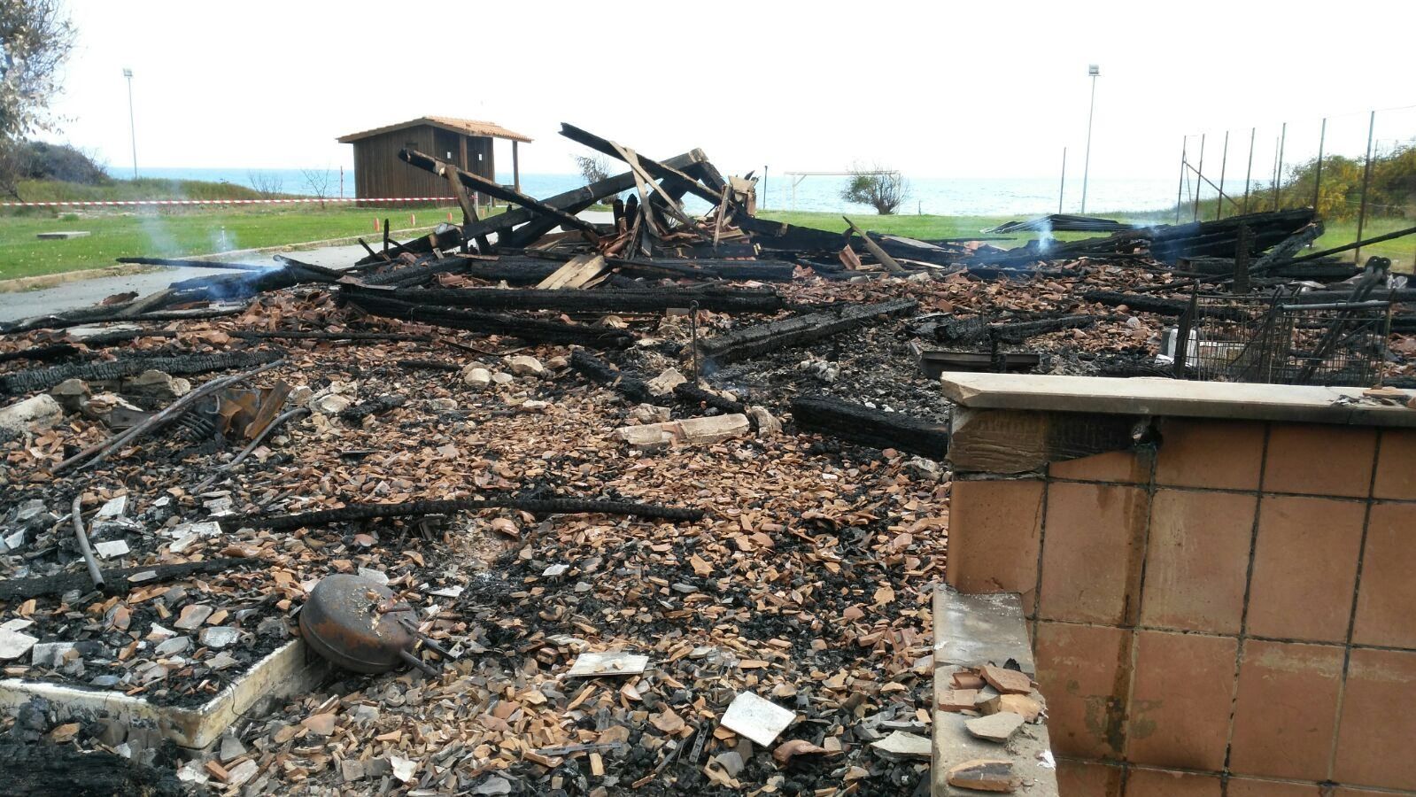 Cutro, incendio nel villaggio turistico