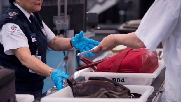 Ruba un portafogli in aeroporto, denunciato vibonese