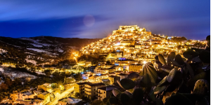 Lettere di Natale ai lettori nel giorno in cui tutti tornano al presepe dei propri luoghi