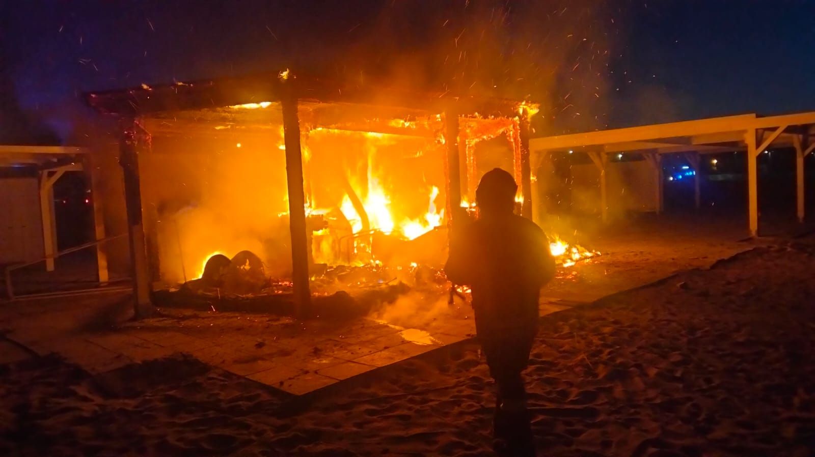 Stabilimento balneare distrutto da un incendio a Roccella Ionica: tre ore di lavoro per spegnere il rogo