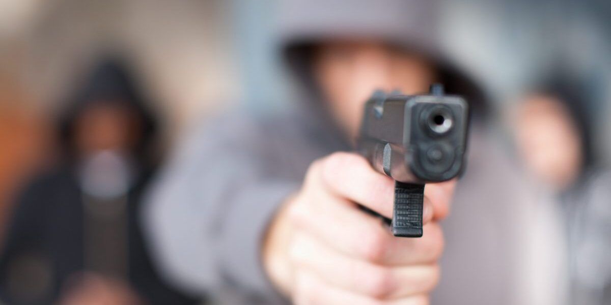 Lamezia, gli schiaffi in discoteca e gli spari contro l’auto per “vendetta”. «Ciccio è uscito pazzo»