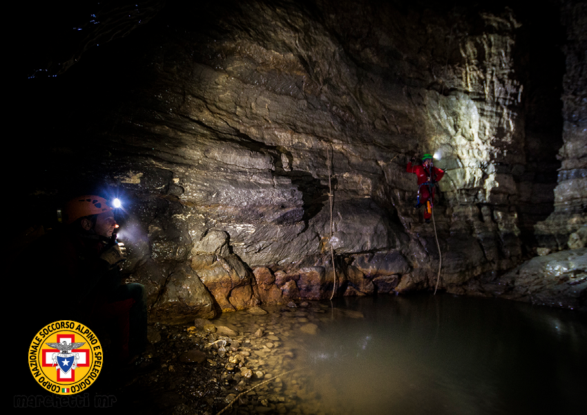 Tutti in salvo i 4 speleologi rimasti bloccati nell'Abisso del Bifurto